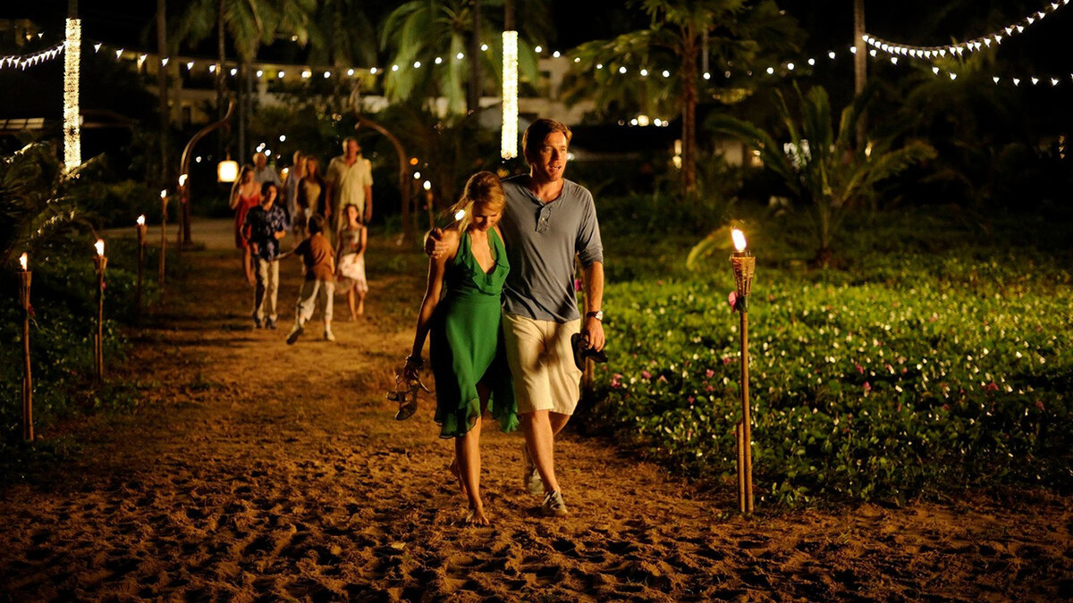 Мощная драма, сюжет которой основан на реальной истории, произошедшей в 2004 году. Тогда гигантское цунами обрушилось на остров Пхукет и унесло сотни тысяч жизней. И картина надвигающейся катастрофы и ее последствия показаны достоверно, так что зрелище обязательно проберет до мурашек даже самого сурового зрителя. В такие минуты сидишь и радуешься, что съездить отдохнуть нет никакой возможности.