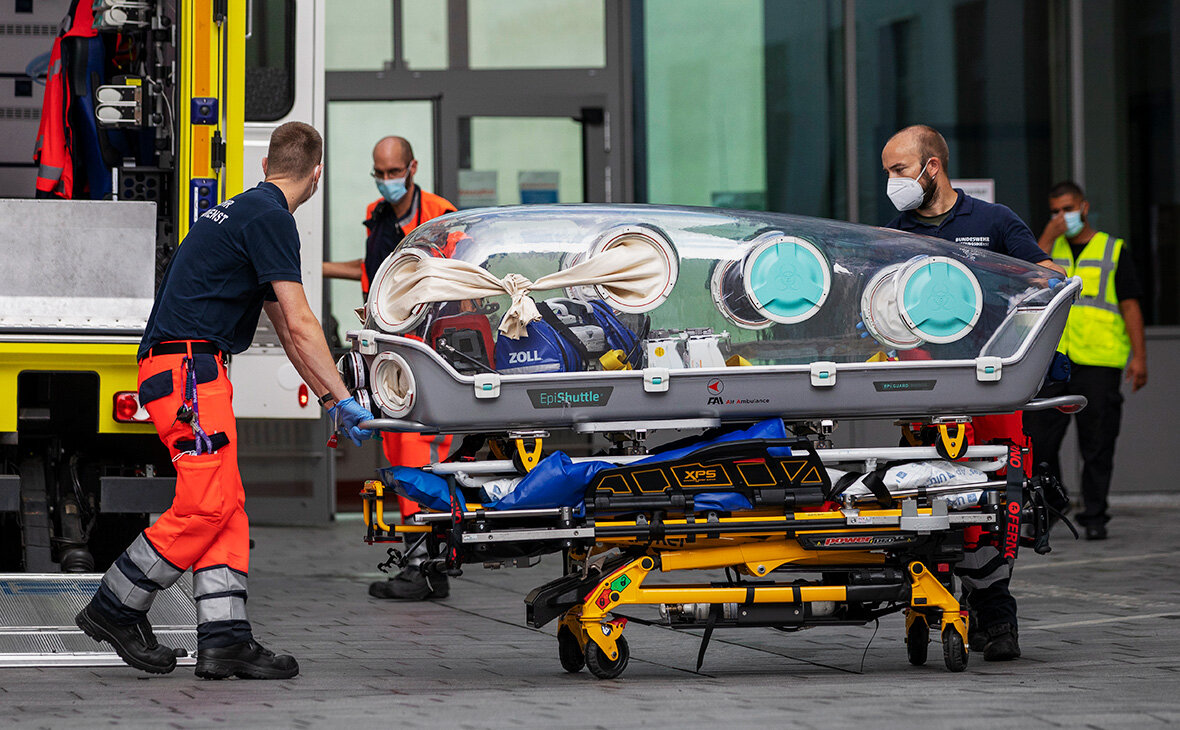 Навальный сознательно выезжает за границу. В коме,на носилках в спецконтейнере.