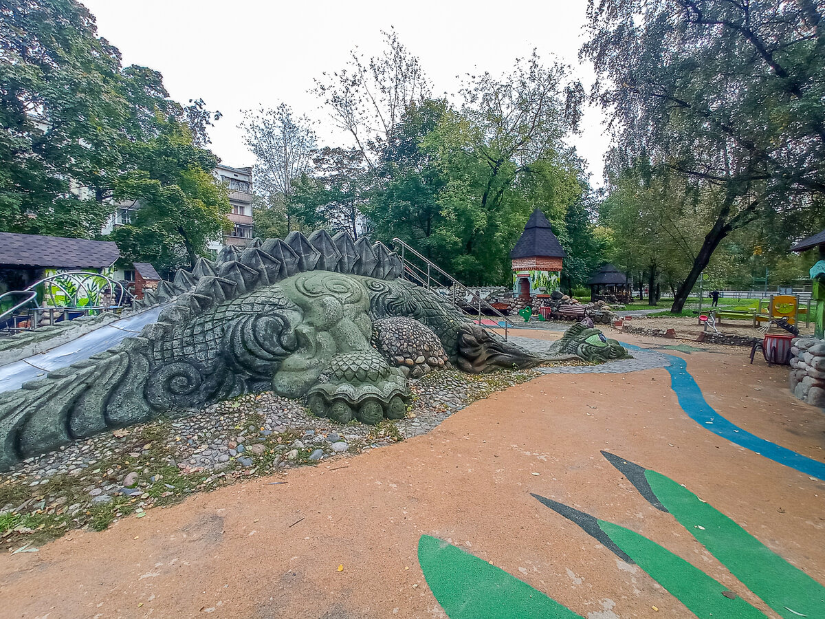 Необычная детская площадка, "с драконом и динозаврами". Москва. Фото автора статьи 