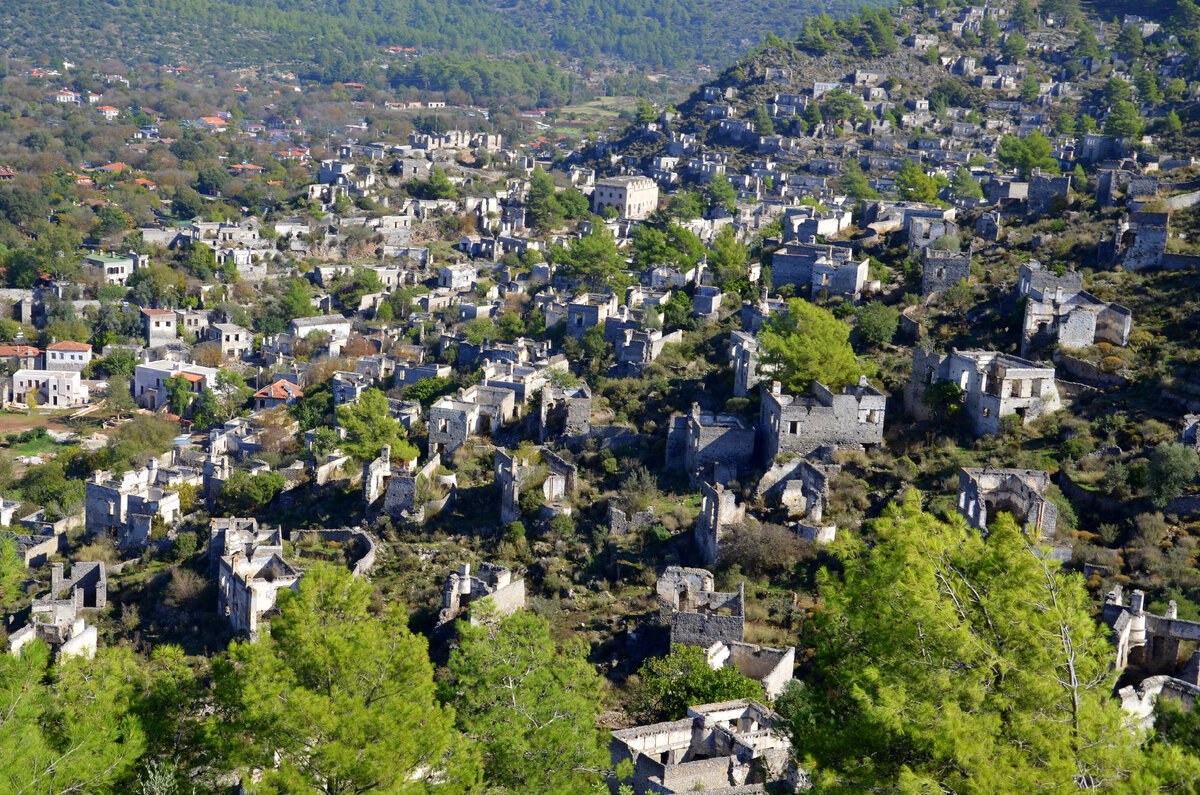 Заброшенная деревня Каякой с самой верхней точки. Здесь же стоит одна из трёх церквей деревни. Фото автора.