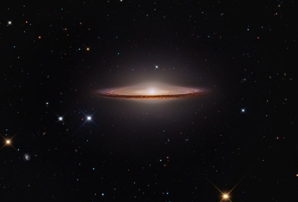 Галактика Сомбреро (M 104, NGC 4594) – спиральная галактика в созвездии Девы,