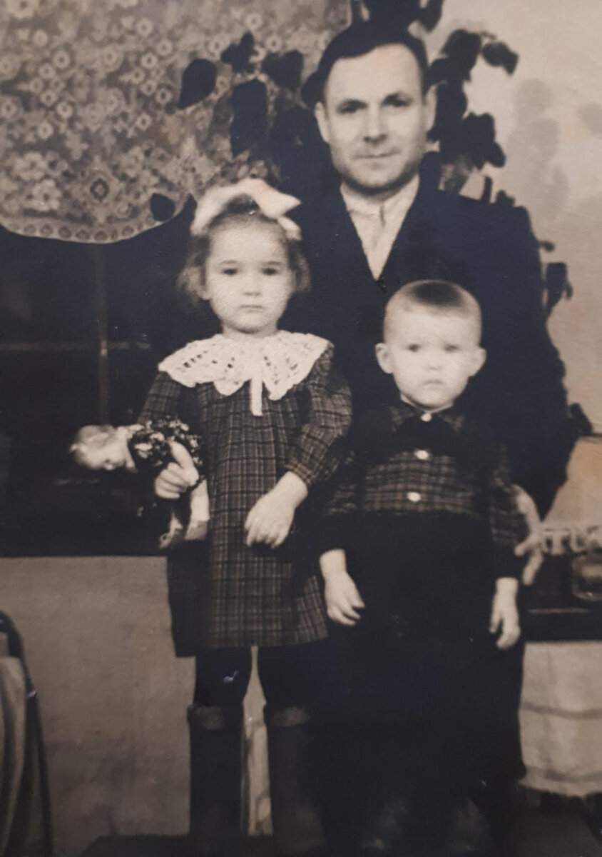 Рейнгольд с дочерью  Эрной и сыном Вилли. Город Соликамск . Конец 1957 или начало 1958 года