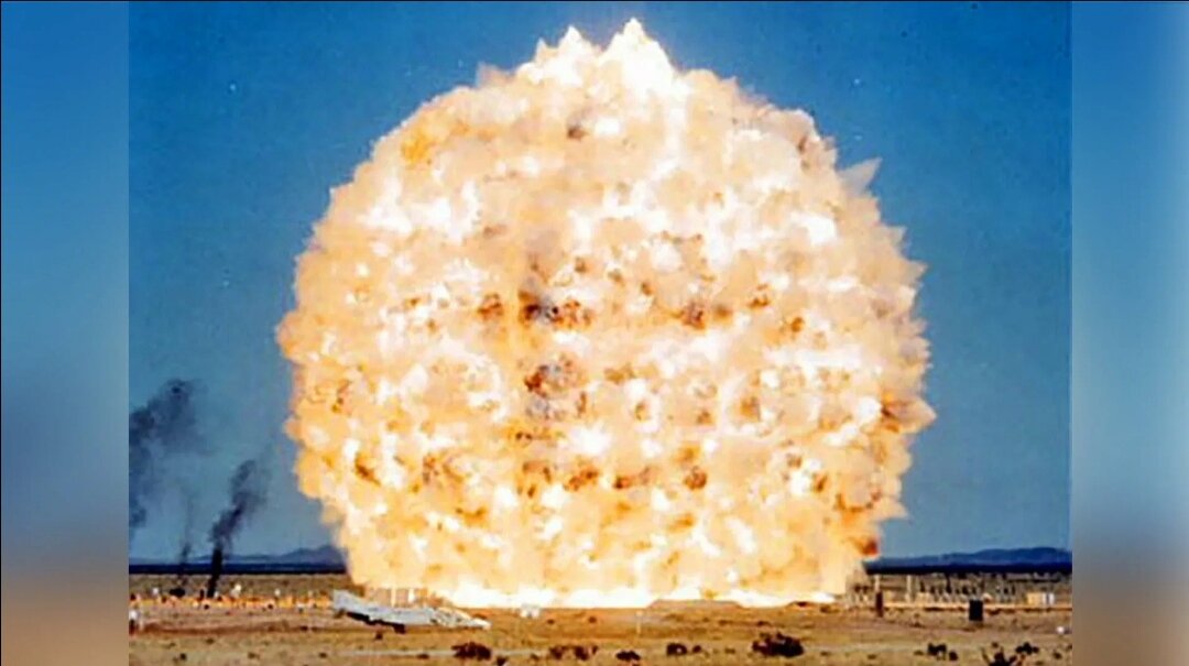 Что происходит во время взрыва. Боеприпасы объемного взрыва (термобарические). Эпицентр взрыва «царь-бомбы» ан602.. Авиационная термобарическая бомба. ОДАБ 500 взрыв.