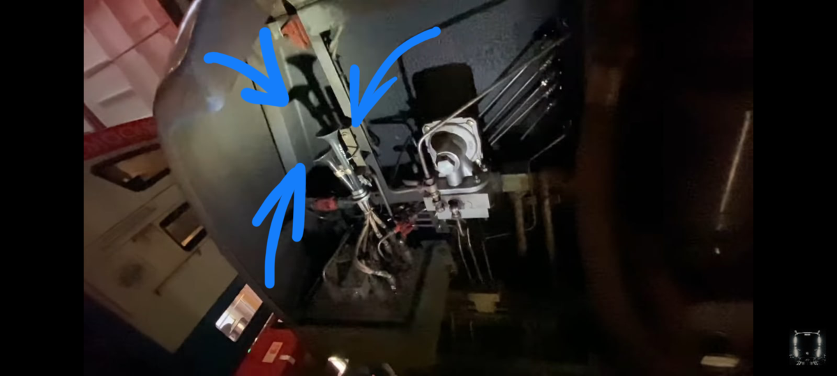 Расположение тифона. Скриншот из видео "Что под вагоном метро?" https://www.youtube.com/watch?v=lLMvusb1-9I&t=84s