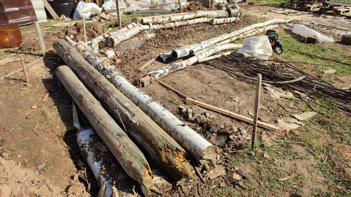 В самый низ лучше положить самые гнилые брёвна, здесь у меня так не получилось, это бревно я раскопал позже остальных, но не перекладывать же всё из-за этого