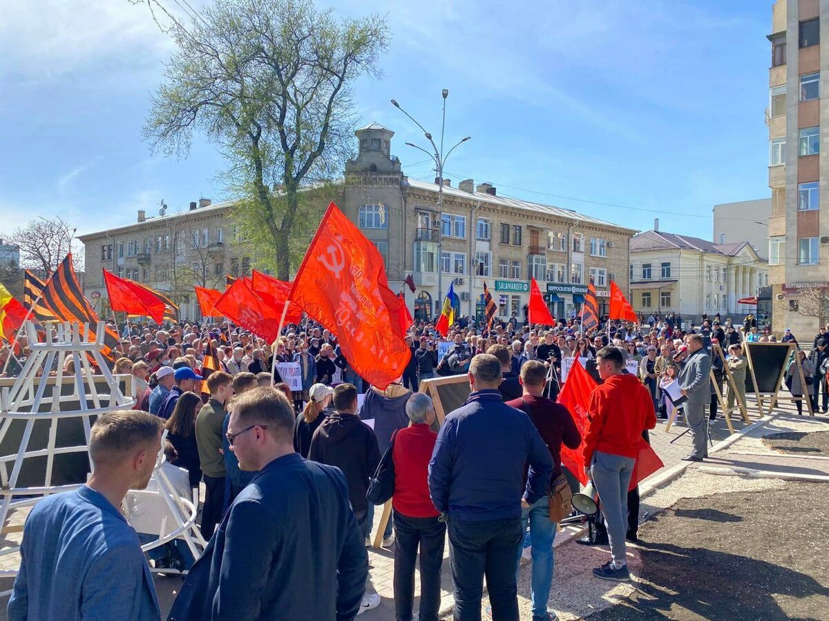 Как видно на фото, среди митингующих много молодежи, при этом масса красных знамен.