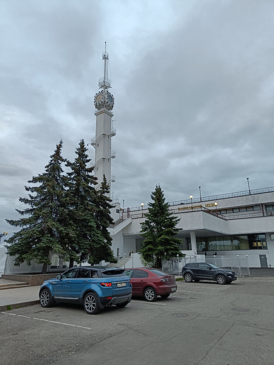 Башня с часами около ресторана Ванильное небо на набережной Ярославля