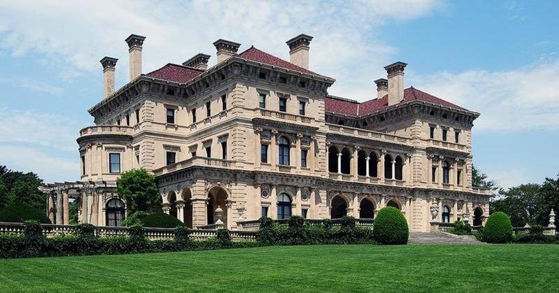 The Breakers - летний дом Корнелиуса Вандербильта II, расположенный в Ньюпорте, Род-Айленд, США.