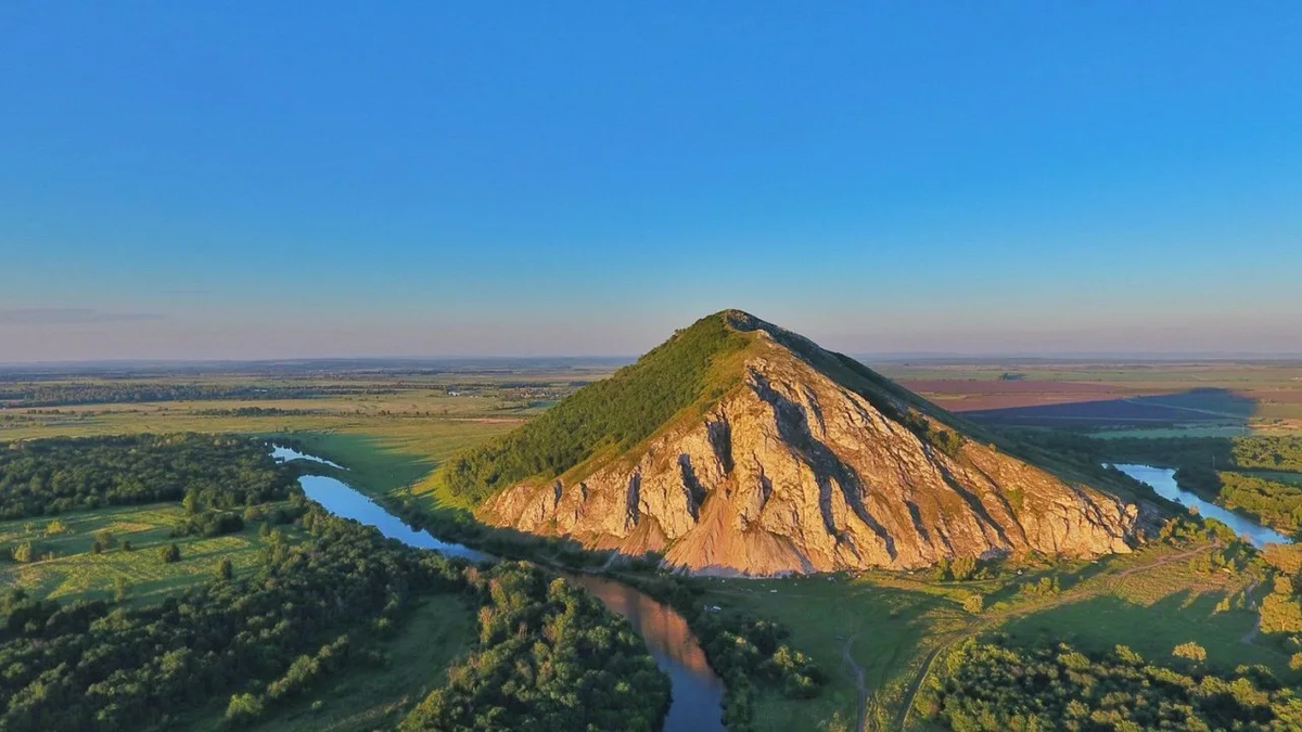Горы-Шиханы, Стерлитамак. Картинка с сайта trip-guru.ru. Ссылка: https://clck.ru/kHUxv.