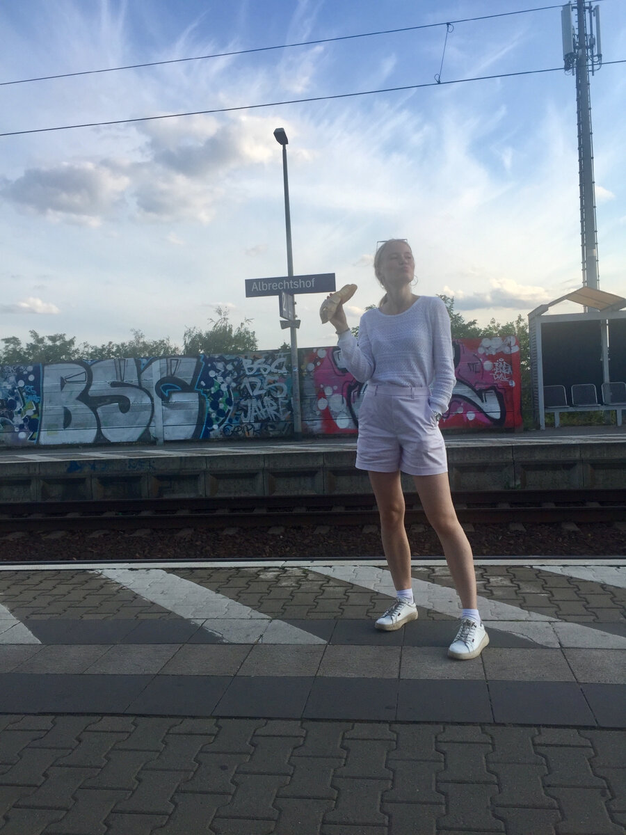 Наслаждаюсь едой на станции.