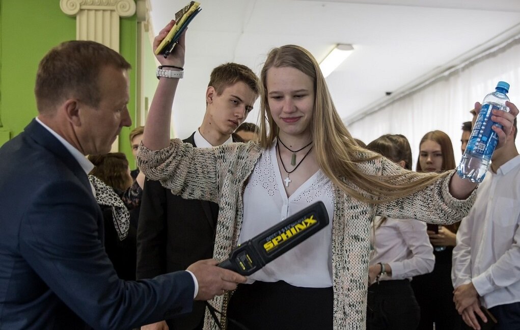 А это — всего лишь экзамен в школе. Не хватает лишь омоновцев в каждом классе.