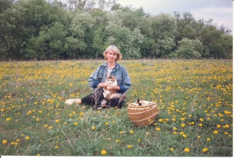 Моя жена и кот Мартын в одуванчиковом плену.