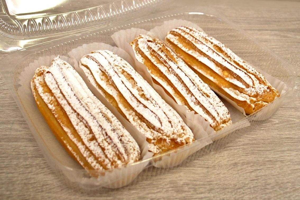 Готовое пирожное можно заправить внутри заварным кремом. Можно с варёной сгущёнкой.