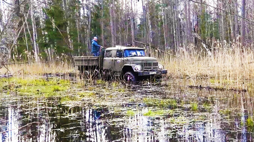 Мужик опасно ошибся и завяз в болоте на ЗИЛ 131. Грузовик 6х6 из СССР карабкается по бездорожью.