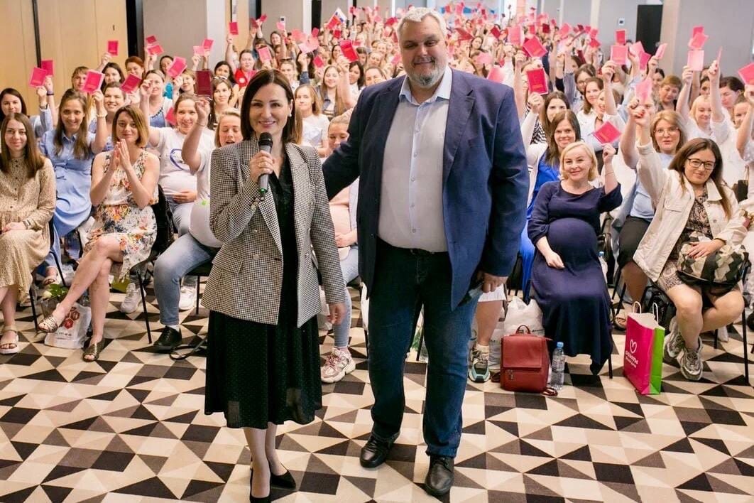 В этот раз мы с размахом отметили День России. 🇷🇺 Это был не обычный девичник беременных. 🤰

Буцкая Татьяна Викторовна посетила девичник как первый заместитель председателя комитета Государственной Думы РФ по вопросам семьи женщин и детей, но и как врач. 🧑‍⚕

Мы говорили о многом: о федеральном проекте «Крепкая Семья», о мерах поддержки, о вопросах продления программы материнского капитала и расширения возможностей его реализации. Например, об использовании материнского капитала на оплату услуг дошкольного образования. И многое другое. Разумеется, говорили и о родах, том волшебном чувстве, когда ты становишься родителем и истинном счастье, которое дарит появление малыша!

