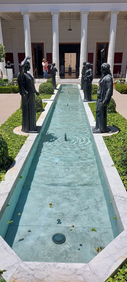 Внутренний перистиль. Фото из личного архива автора. Май 2022.