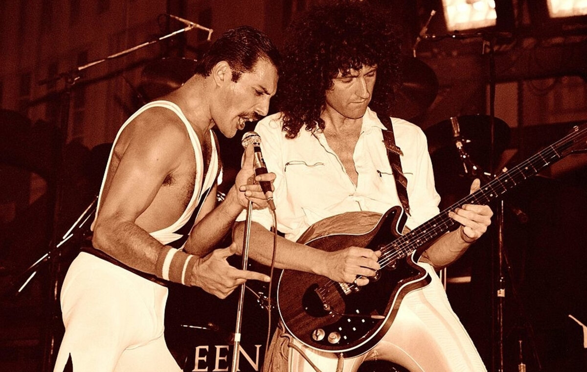 В последнее время композиции легендарной рок-группы Queen все чаще звучат не голосом Фредди Меркьюри (Freddie Mercury).
