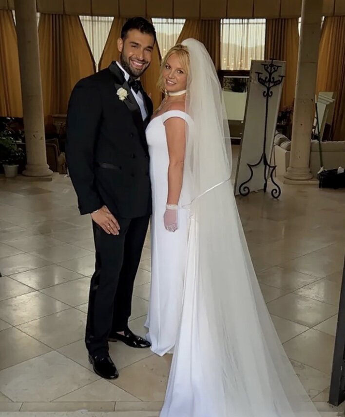 Оба наряда были от Версаче