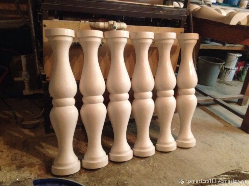 Основание балясины или пинта – это та часть стойки, которая крепится на ступень или подбалясенники. Центральная часть выполняет защитные и декоративные функции. На верхний конец устанавливается поручень. Эта часть столба всегда выполняется с небольшим припуском, чтобы можно было подкорректировать высоту перил.