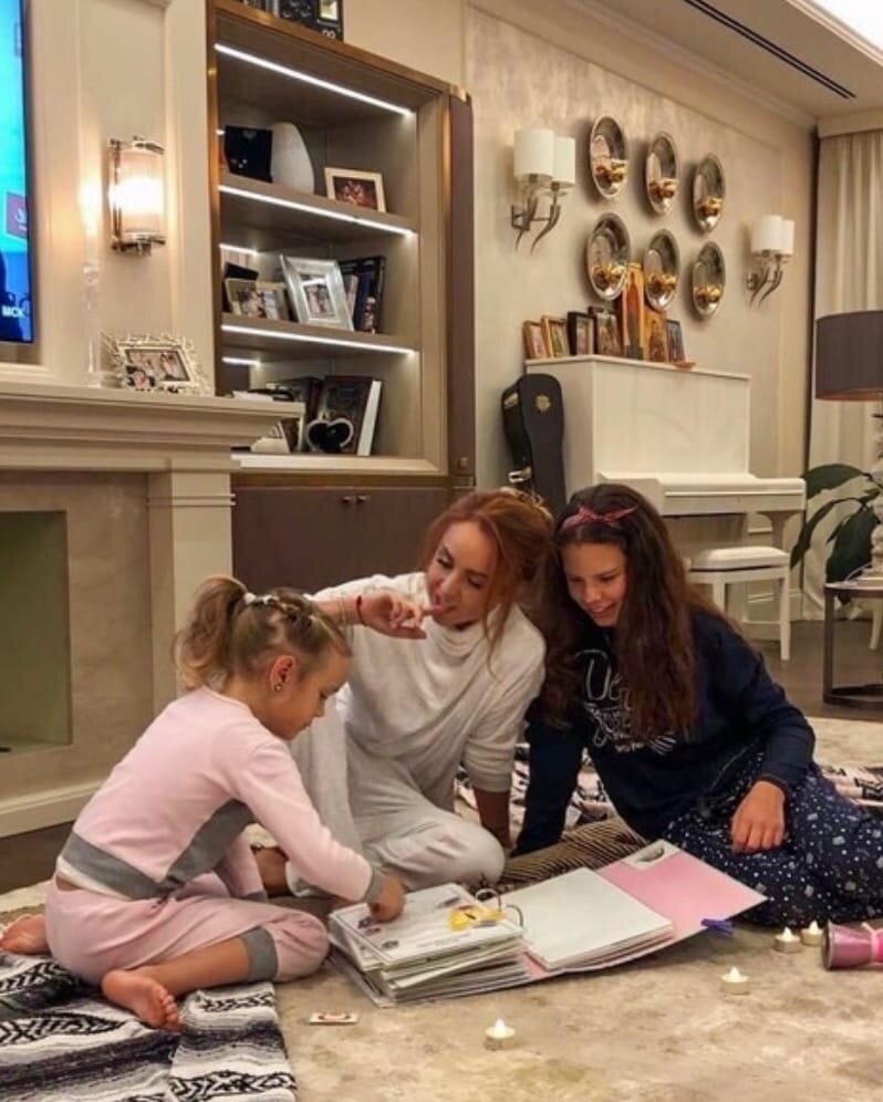 Артистка воспитывает двух дочерей от разных браков 