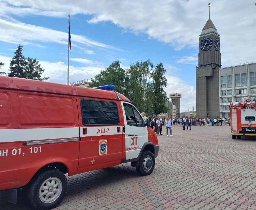 18 пожарных машин приехало тушить мэрию Красноярска. Что же произошло в главном здании города?
