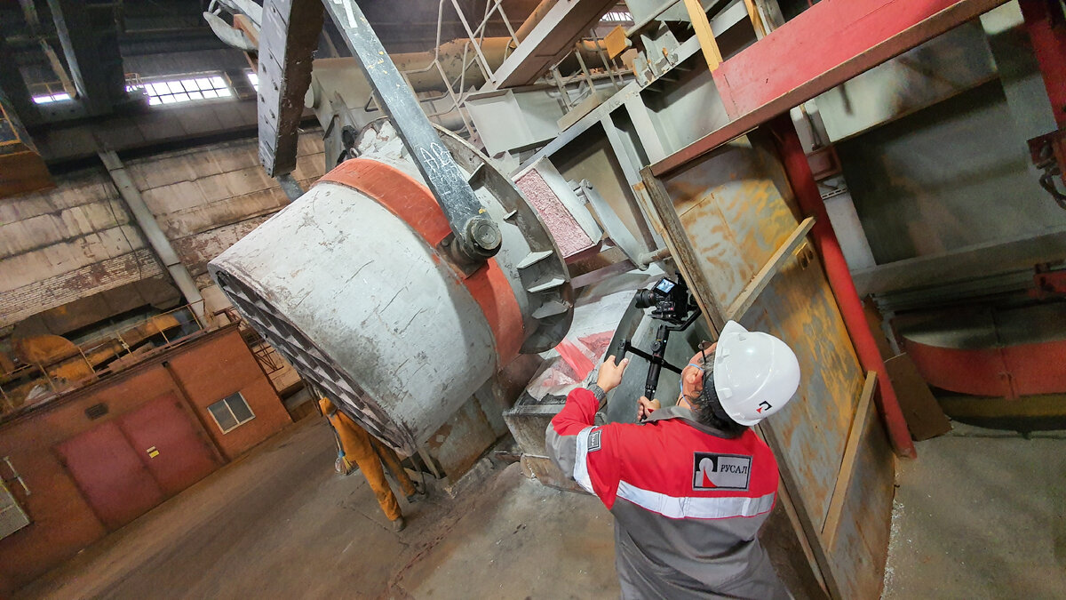 Загрузка алюминия в миксер на КРАМЗе.  фото: Вячеслав Волков