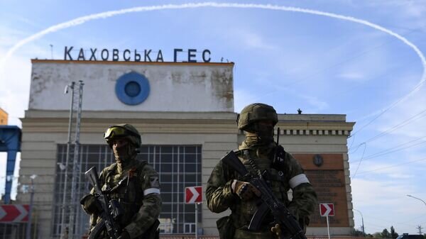    Военнослужащие РФ возле здания Каховской ГЭС© РИА Новости