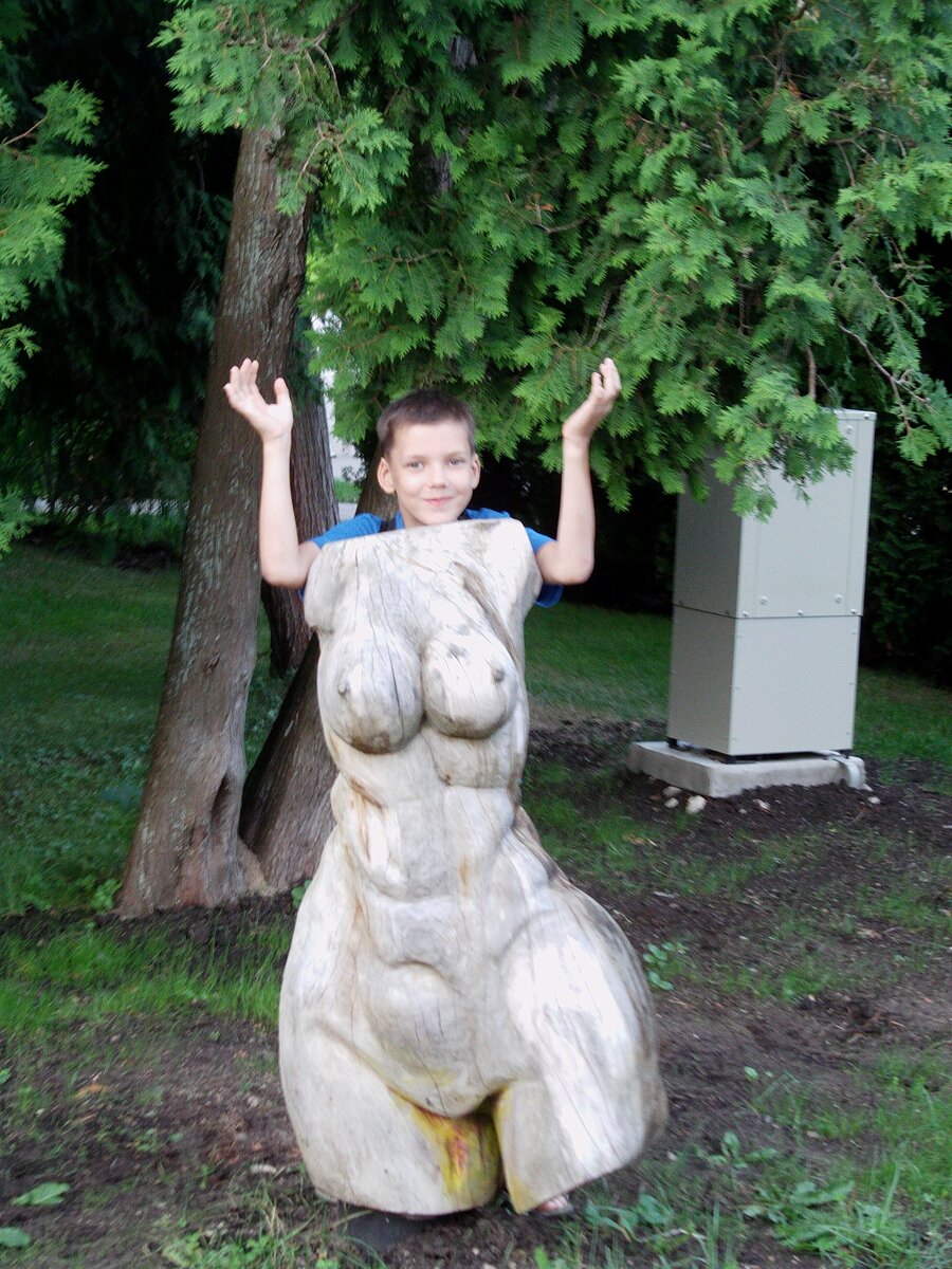 Такая вот скульптурная инсталяция стояла у знаменитого зала Дзинтари в Юрмале. Сынок дополнил... Для зрителей Новой Волны😲