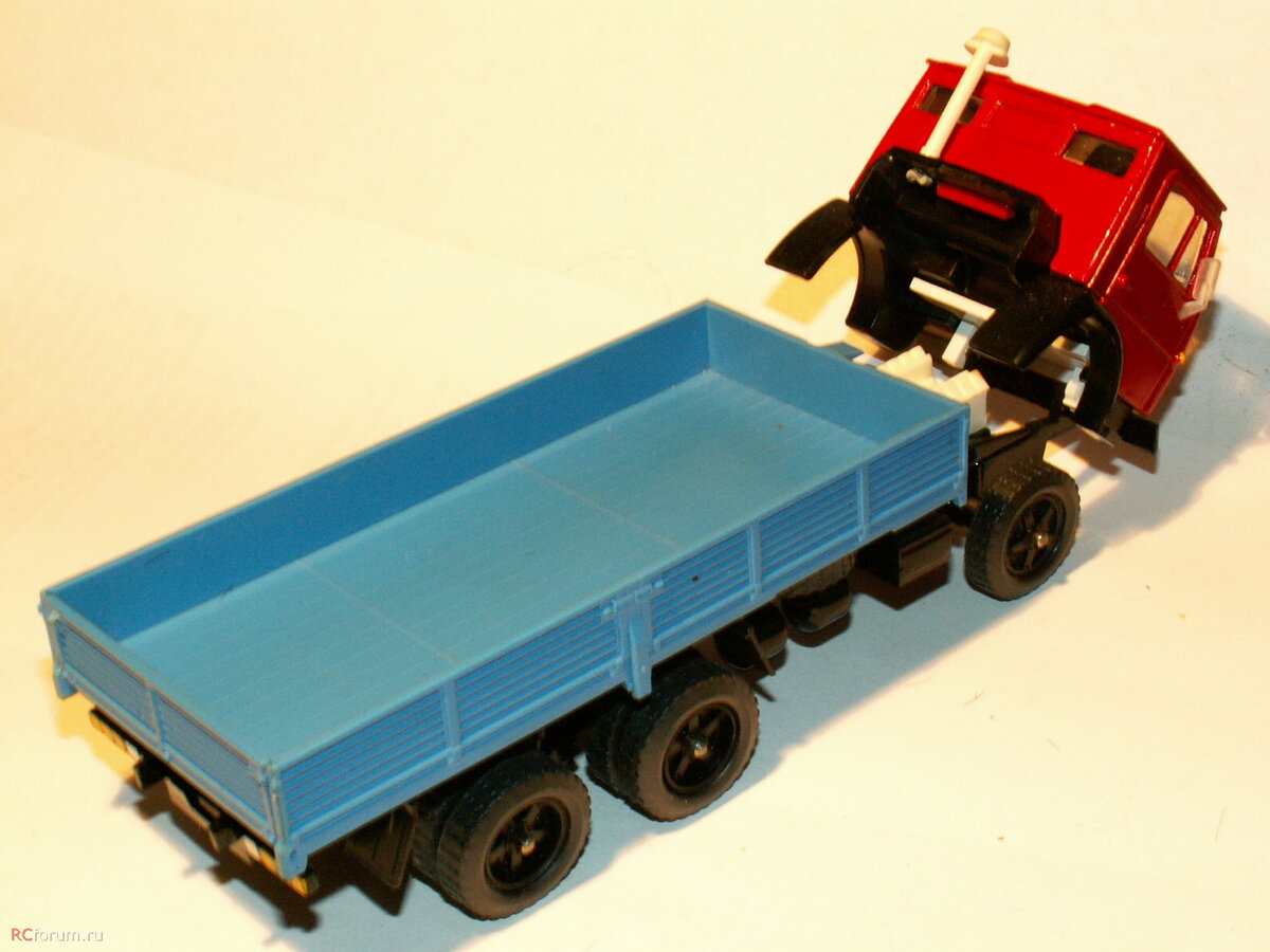 Раннюю модель отличает наличие резиновых покрышек старого образца, крепление двигателя на винте, прозрачные руль и зеркала, отсутствие на кабине противогрязевых обтекателей, крепление кабины и прочие менее значимые нюансы. 