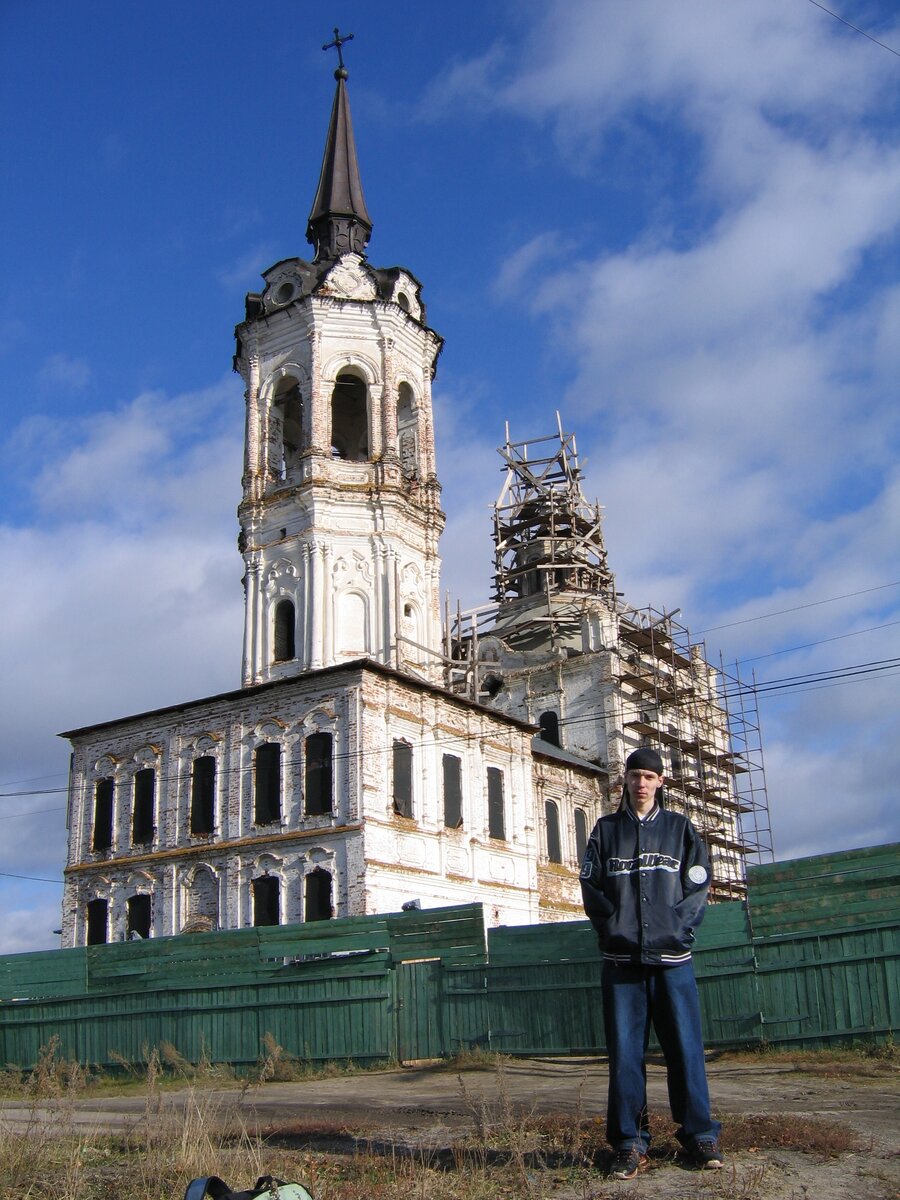 Фото 2006 года, гораздо позднее нашей изначальной встречи с церквью, когда забора вокруг неё ещё не было.