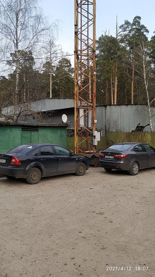 Антенны разместили на металлической вышке. 