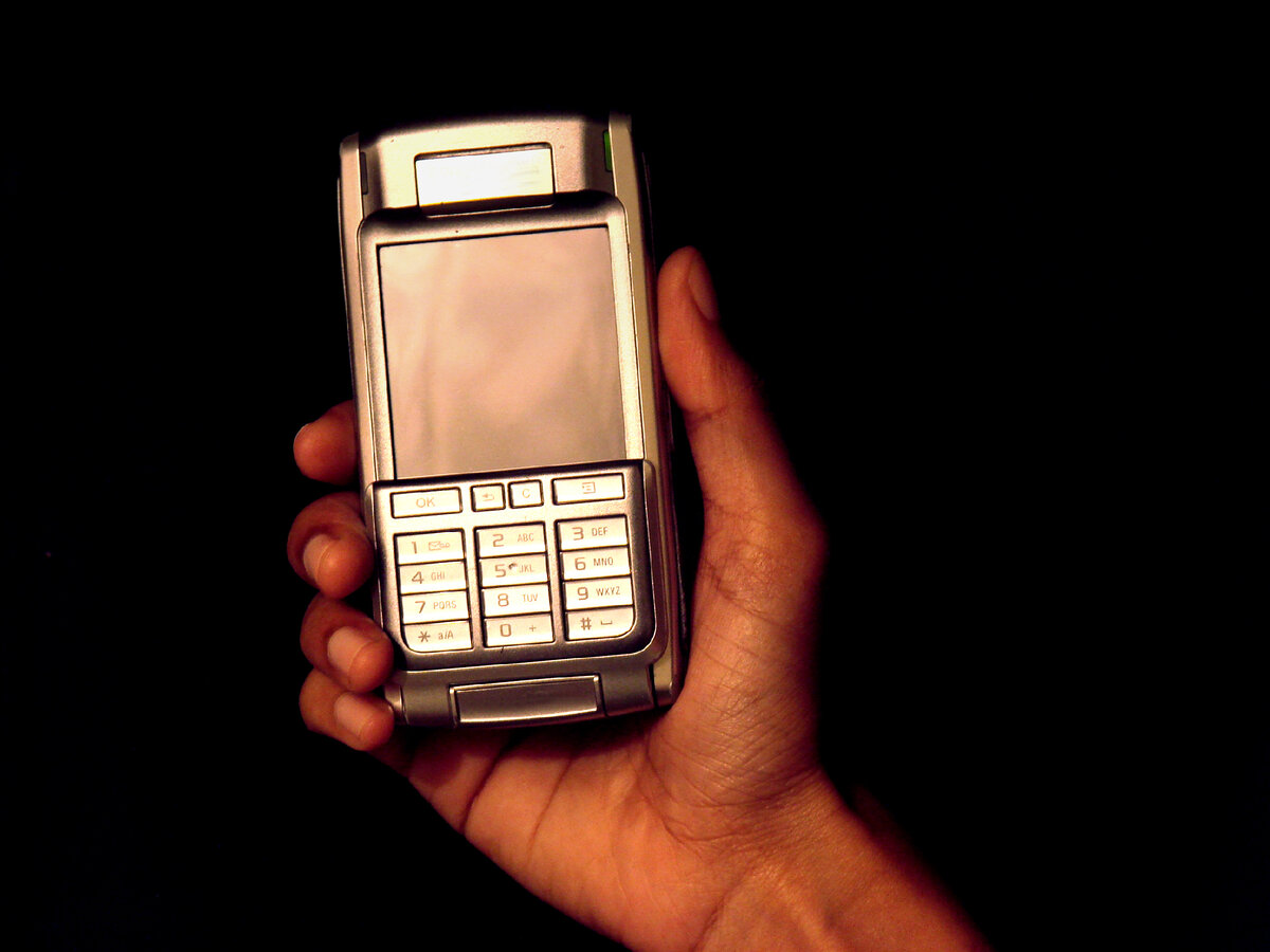 Старый телефон с разъемом для наушников