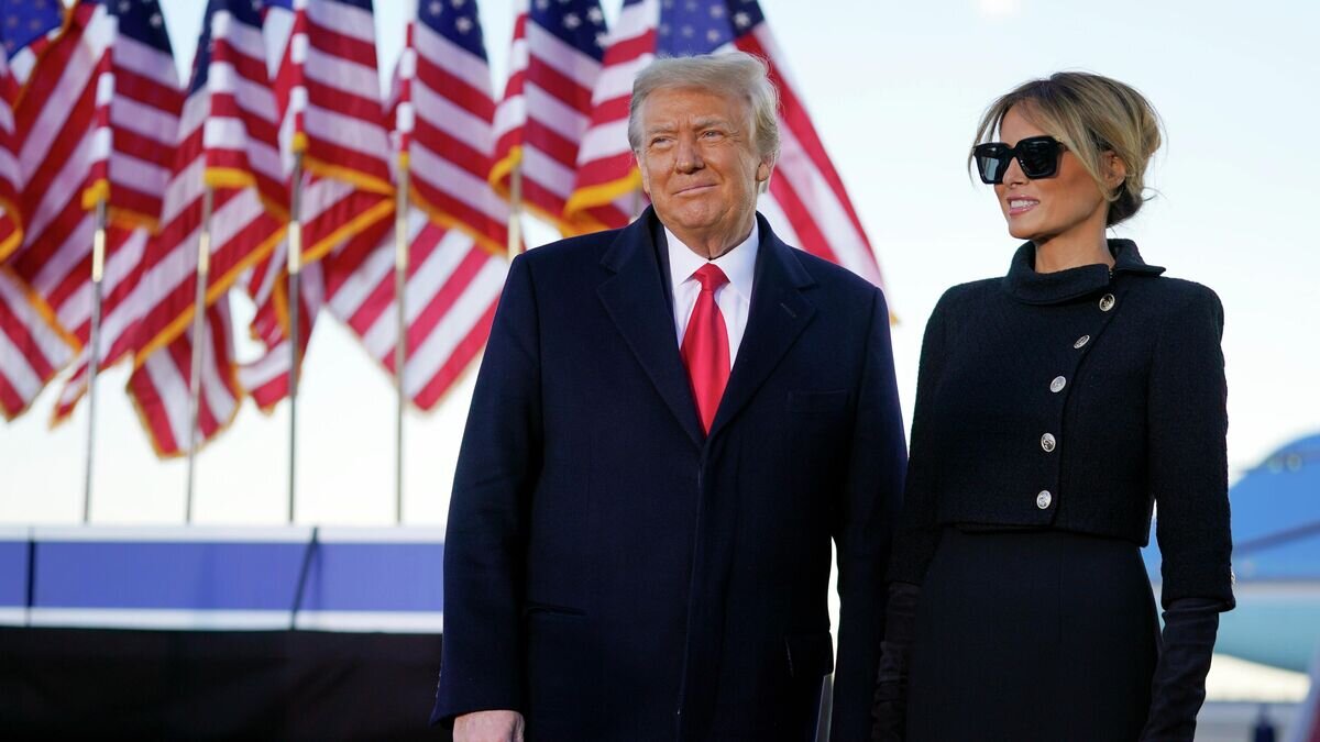    Президент США Дональд Трамп и первая леди Мелания Трамп во время выступления на базе Эндрюс, штат Мэриленд© AP Photo / Manuel Balce Ceneta