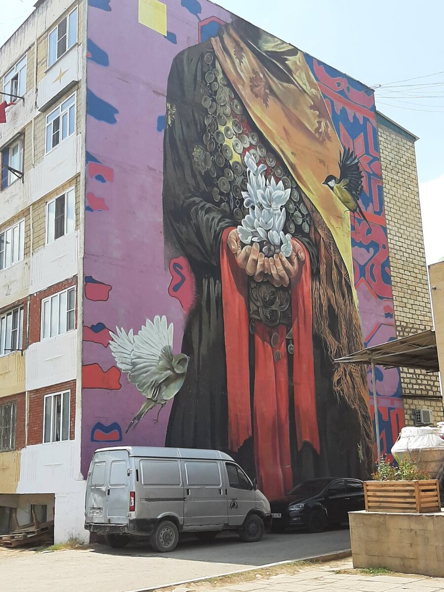 Граффити на домах в старинном городе Дербент