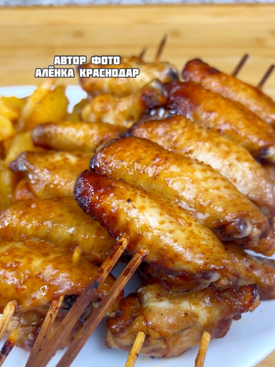 Острые куриные крылышки в духовке с картофелем