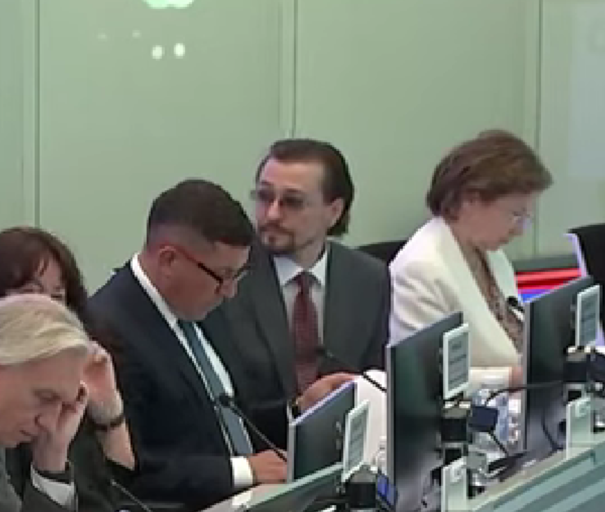 В кадр попал Сергей Безруков. Один из немногих, кто хотя бы как то реагировал на речь премьер-министра. Может, не понимал, что он там делает, но интерес проявлял. У всех остальных явно что-то более занимательное на экране смартфона.