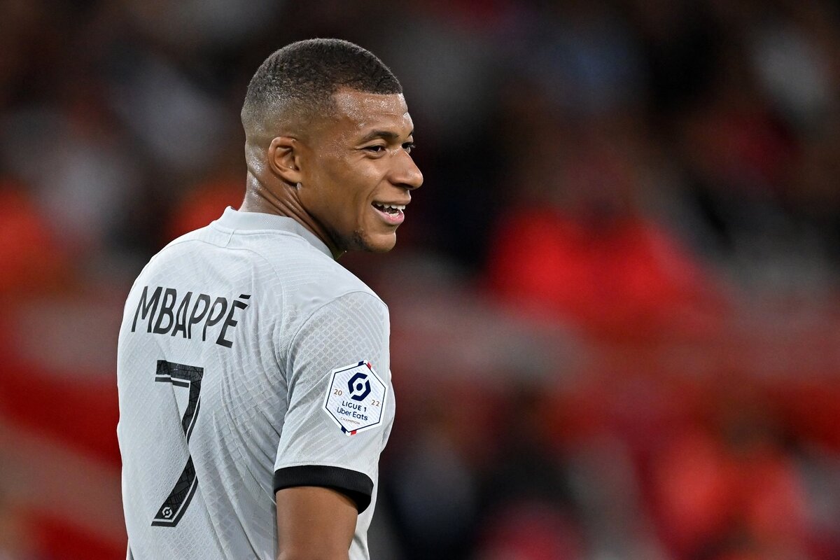     Самый дорогой футболист в мире может лишиться места в сборной из-за романа с моделью-трансгендером