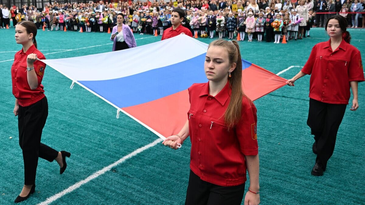    Учащиеся во время церемонии поднятия государственного флага России на торжественной линейке в День знаний, проходящей в школе №158 в Москве© РИА Новости / Рамиль Ситдиков