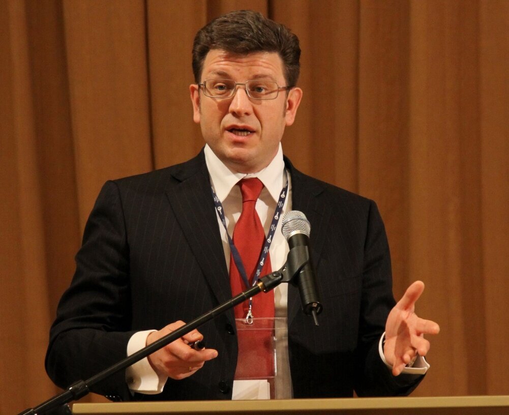 Сам Олег, кстати, выглядит чертовски круто для своих 62-х лет! Так что верить ему можно. Табличку только он позабыл в бейджик вставить))) Фото в свободном доступе