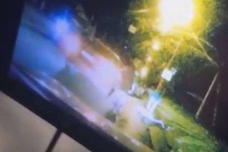     В Новосибирске две сестры спасли пенсионера с пробитой головой. Фото: Кадр из видео