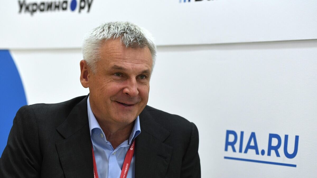    Губернатор Магаданской области Сергей Носов во время интервью на стенде Международного информационного агентства "Россия сегодня" на Восточном экономическом форуме© РИА Новости / Александр Кряжев