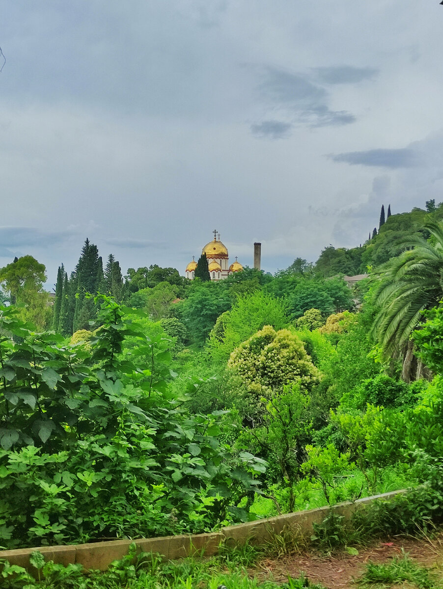 Такой вид на Новоафонский монастырь открывается с территории дачи