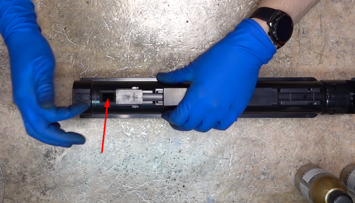 Фото 5. Стрелкой указано заправочное отверстие