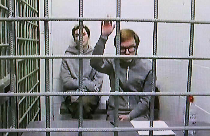    Бывший главный редактор журнала Tatler Ариан Романовский (Кузьмин) и коммерческий директор холдинга Ксении Собчак «Oсторожно Media» Кирилл Суханов (слева направо).Сергей Карпухин/ТАСС