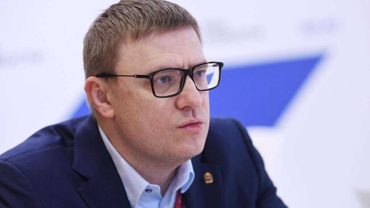    Губернатор Челябинской области Алексей Текслер у стенда МИА "Россия сегодня" на Петербургском международном экономическом форуме - 2021.© РИА Новости / Павел Бедняков