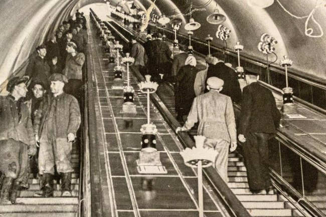 Мясорубка на авиамоторной. Трагедия на эскалаторе станции метро Авиамоторная 17 февраля 1982 года. Эскалатор на Авиамоторной в 1982. Авиамоторная 1982 год эскалатор. Трагедия в метро на Авиамоторной в 1982 году.
