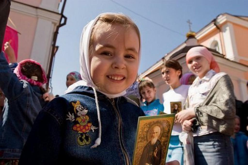 Как жить имея детей. Дети в храме. Дети в православном храме. Православные люди. Дети в храме улыбаются.