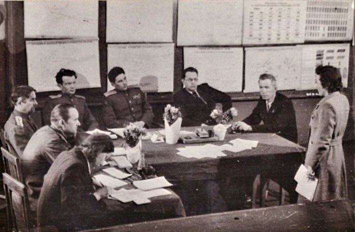 Петр Николаевич Андреев (слева посередине) на экзамене по военному делу, 1950-е годы.