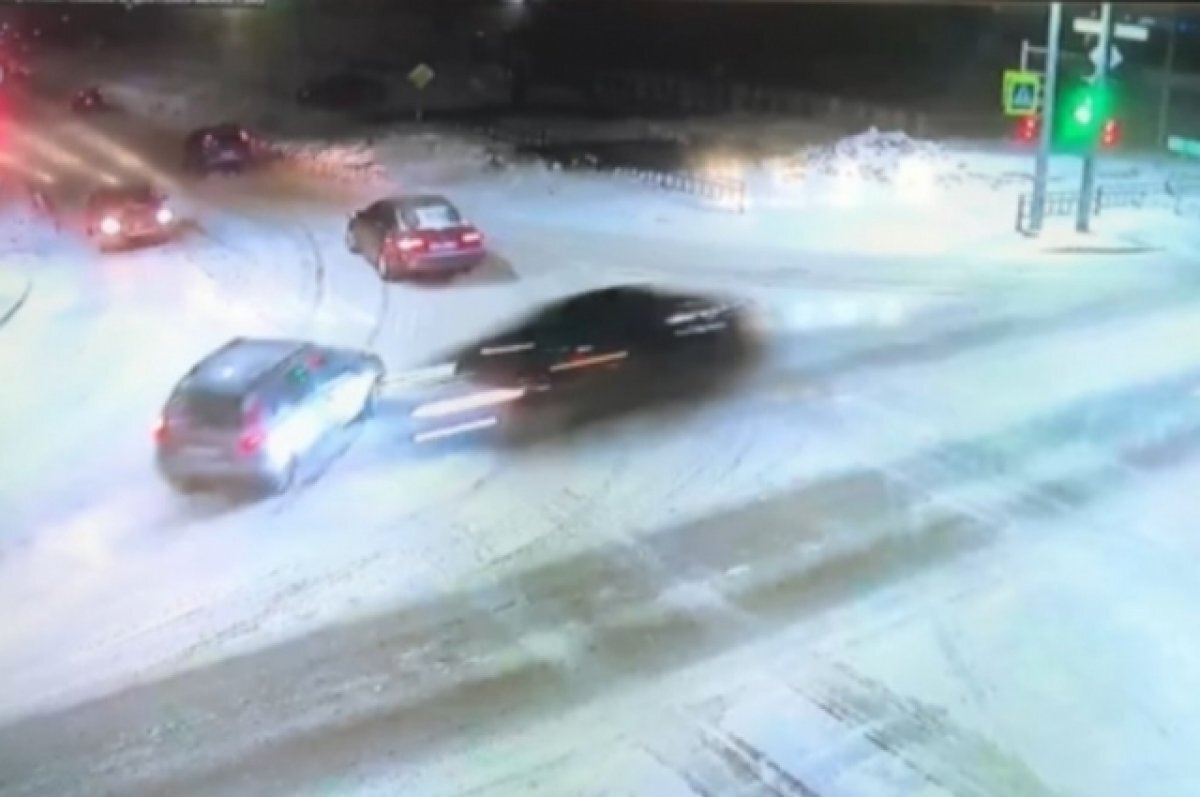    Водитель отечественной легковушки спровоцировал массовое ДТП в Лесном