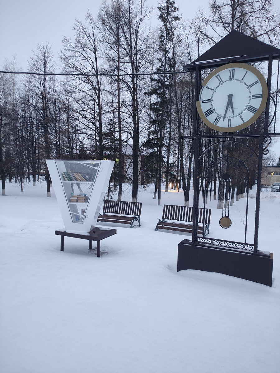 Уличная библиотека и часы